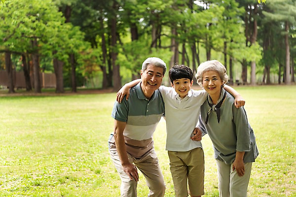 포토 JPG 주간 나무 응시 여자 할아버지 노년 남자 할머니 어린이 가족 어깨동무 손자 가족애 미소 사람 잔디 상반신 야외 앞모습 10대 세명 소풍 한국인 60대 손주 70대 남이섬 조부모 국내포토 자연요소 식물 시선 뷰포인트 섬 포즈 관계 청소년 표정 사랑 동양인 성인 야외활동 강원도 파일형식