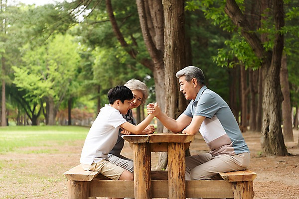 포토 JPG 주간 나무 응시 여자 할아버지 노년 남자 할머니 어린이 벤치 가족 손자 가족애 미소 사람 앉기 잔디 상반신 야외 옆모습 10대 세명 소풍 한국인 60대 숲 손주 70대 팔씨름 남이섬 맞대결 조부모 국내포토 자연요소 식물 시선 뷰포인트 섬 의자 관계 모션 청소년 놀이 표정 사랑 동양인 성인 야외활동 강원도 파일형식
