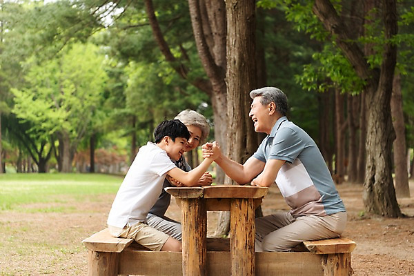 포토 JPG 주간 나무 여자 할아버지 노년 남자 할머니 어린이 벤치 가족 손자 가족애 미소 사람 앉기 잔디 상반신 야외 옆모습 10대 세명 소풍 한국인 찡그림 60대 숲 손주 70대 팔씨름 남이섬 맞대결 조부모 국내포토 자연요소 식물 뷰포인트 섬 의자 관계 모션 청소년 놀이 표정 사랑 동양인 성인 야외활동 강원도 파일형식