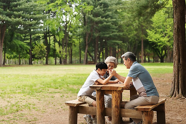 포토 JPG 주간 전신 나무 여자 할아버지 노년 남자 할머니 어린이 벤치 가족 손자 가족애 미소 사람 앉기 잔디 야외 옆모습 10대 세명 소풍 한국인 60대 숲 손주 70대 팔씨름 남이섬 맞대결 조부모 국내포토 자연요소 식물 뷰포인트 섬 의자 관계 모션 청소년 놀이 표정 사랑 동양인 성인 야외활동 강원도 파일형식