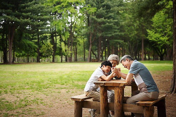 포토 JPG 주간 전신 나무 여자 할아버지 노년 남자 할머니 어린이 벤치 가족 손자 가족애 미소 사람 앉기 잔디 야외 옆모습 10대 세명 소풍 한국인 찡그림 60대 숲 손주 70대 팔씨름 남이섬 맞대결 조부모 국내포토 자연요소 식물 뷰포인트 섬 의자 관계 모션 청소년 놀이 표정 사랑 동양인 성인 야외활동 강원도 파일형식