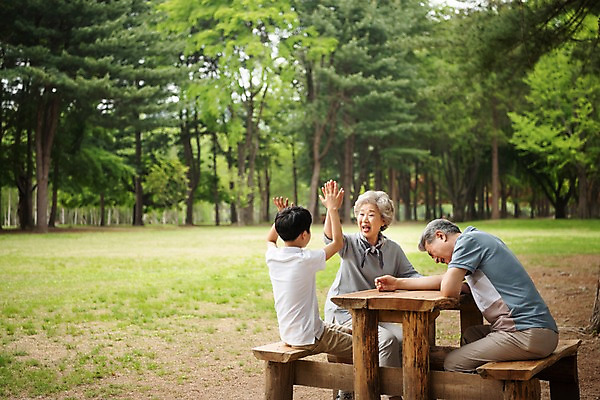 포토 JPG 주간 전신 나무 여자 할아버지 노년 남자 할머니 어린이 벤치 가족 놀이 손자 가족애 사람 앉기 잔디 야외 옆모습 10대 세명 소풍 한국인 60대 숲 손주 즐거움 70대 하이파이브 남이섬 아쉬움 조부모 국내포토 자연요소 식물 감정 뷰포인트 섬 의자 관계 모션 청소년 사랑 동양인 손짓 성인 야외활동 강원도 파일형식