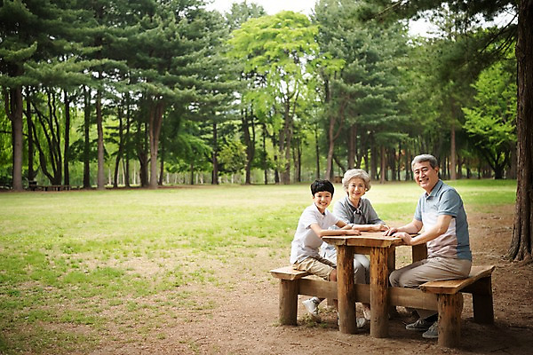 포토 JPG 주간 전신 나무 응시 여자 할아버지 노년 남자 할머니 어린이 벤치 가족 손자 가족애 미소 사람 앉기 잔디 야외 옆모습 10대 세명 소풍 한국인 60대 숲 손주 70대 남이섬 조부모 국내포토 자연요소 식물 시선 뷰포인트 섬 의자 관계 모션 청소년 표정 사랑 동양인 성인 야외활동 강원도 파일형식