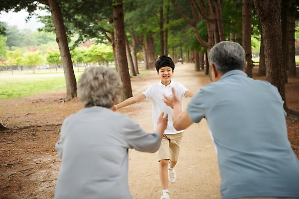 포토 JPG 주간 전신 나무 여자 할아버지 노년 남자 할머니 어린이 가족 안기 팔벌리기 손자 가족애 미소 사람 상반신 야외 앞모습 뒷모습 10대 세명 달리기 소풍 한국인 60대 숲 오솔길 손주 70대 남이섬 조부모 국내포토 자연요소 식물 길 뷰포인트 섬 관계 모션 청소년 표정 사랑 동양인 성인 야외활동 강원도 파일형식