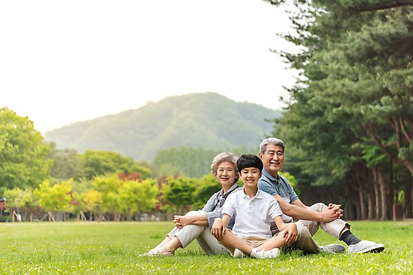 포토 JPG 주간 전신 나무 응시 여자 할아버지 노년 남자 할머니 어린이 가족 손자 가족애 미소 사람 앉기 잔디 야외 앞모습 옆모습 10대 세명 소풍 한국인 60대 숲 손주 70대 남이섬 조부모 국내포토 자연요소 식물 시선 뷰포인트 섬 관계 모션 청소년 표정 사랑 동양인 성인 야외활동 강원도 파일형식