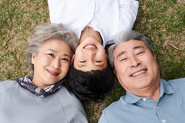 포토 JPG 주간 응시 여자 할아버지 노년 남자 할머니 얼굴 어린이 가족 손자 가족애 미소 사람 근접촬영 잔디 상반신 야외 앞모습 신체부위 10대 세명 하이앵글 눕기 소풍 한국인 60대 손주 70대 남이섬 조부모 국내포토 자연요소 식물 시선 뷰포인트 섬 관계 모션 청소년 표정 사랑 동양인 성인 야외활동 강원도 파일형식