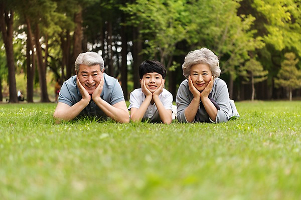 포토 JPG 주간 나무 응시 여자 할아버지 노년 남자 할머니 어린이 엎드리기 가족 손자 가족애 미소 사람 잔디 상반신 야외 앞모습 10대 세명 소풍 턱괴기 한국인 60대 손주 70대 남이섬 조부모 국내포토 자연요소 식물 시선 뷰포인트 섬 관계 모션 청소년 표정 사랑 동양인 성인 야외활동 강원도 파일형식