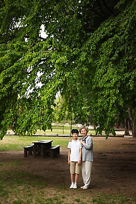 포토 JPG 주간 전신 나무 응시 여자 노년 남자 할머니 어린이 벤치 가족 손자 가족애 서기 미소 사람 야외 10대 소풍 한국인 60대 숲 손주 남이섬 어깨에손 국내포토 자연요소 식물 시선 섬 의자 관계 모션 청소년 표정 사랑 동양인 성인 야외활동 강원도 파일형식