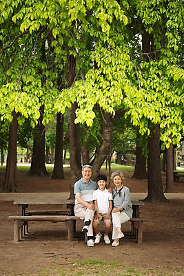 포토 JPG 주간 전신 나무 응시 여자 할아버지 노년 남자 할머니 어린이 벤치 가족 손자 가족애 미소 사람 앉기 야외 앞모습 10대 세명 소풍 한국인 60대 숲 손주 70대 남이섬 조부모 어깨에손 국내포토 자연요소 식물 시선 뷰포인트 섬 의자 관계 모션 청소년 표정 사랑 동양인 성인 야외활동 강원도 파일형식