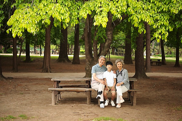 포토 JPG 주간 전신 나무 여자 할아버지 노년 남자 할머니 어린이 벤치 가족 손자 가족애 미소 사람 앉기 야외 앞모습 10대 세명 소풍 한국인 60대 숲 손주 70대 남이섬 조부모 어깨에손 국내포토 자연요소 식물 뷰포인트 섬 의자 관계 모션 청소년 표정 사랑 동양인 성인 야외활동 강원도 파일형식
