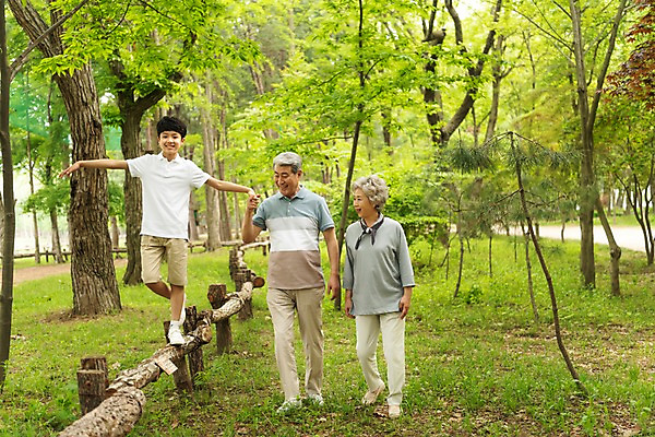 포토 JPG 주간 전신 응시 여자 할아버지 노년 남자 할머니 어린이 가족 손자 가족애 사람 야외 앞모습 10대 세명 울타리 소풍 걷기 손잡기 한국인 잡기 60대 숲 손주 70대 남이섬 조부모 국내포토 자연요소 시선 뷰포인트 섬 관계 모션 청소년 사랑 동양인 성인 담장 야외활동 강원도 파일형식