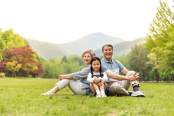 포토 JPG 주간 전신 나무 응시 여자 할아버지 노년 남자 할머니 어린이 가족 손녀 가족애 미소 사람 앉기 초원 야외 앞모습 옆모습 10대 세명 소풍 한국인 60대 손주 70대 남이섬 조부모 국내포토 자연요소 식물 시선 뷰포인트 섬 관계 모션 청소년 표정 사랑 동양인 성인 야외활동 강원도 파일형식