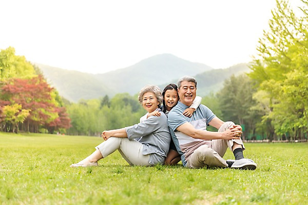 포토 JPG 주간 전신 나무 여자 할아버지 노년 남자 할머니 어린이 가족 안기 손녀 가족애 미소 사람 앉기 초원 야외 앞모습 옆모습 10대 세명 소풍 한국인 60대 숲 손주 70대 남이섬 조부모 국내포토 자연요소 식물 뷰포인트 섬 관계 모션 청소년 표정 사랑 동양인 성인 야외활동 강원도 파일형식