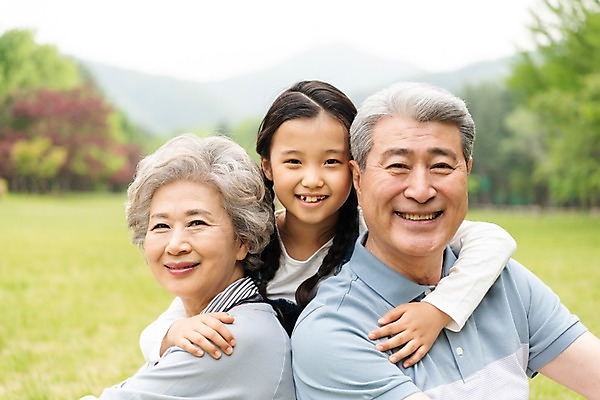 포토 JPG 주간 나무 응시 여자 할아버지 노년 남자 할머니 어린이 가족 안기 손녀 가족애 미소 사람 근접촬영 초원 상반신 야외 앞모습 옆모습 10대 세명 소풍 한국인 60대 손주 70대 남이섬 조부모 국내포토 자연요소 식물 시선 뷰포인트 섬 관계 모션 청소년 표정 사랑 동양인 성인 야외활동 강원도 파일형식