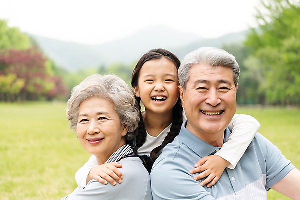 포토 JPG 주간 나무 응시 여자 할아버지 노년 남자 할머니 어린이 가족 안기 손녀 가족애 미소 사람 근접촬영 초원 상반신 야외 앞모습 옆모습 10대 세명 소풍 한국인 60대 손주 70대 남이섬 조부모 국내포토 자연요소 식물 시선 뷰포인트 섬 관계 모션 청소년 표정 사랑 동양인 성인 야외활동 강원도 파일형식