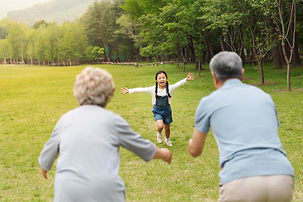 포토 JPG 주간 전신 나무 여자 할아버지 노년 남자 할머니 어린이 가족 팔벌리기 손녀 가족애 웃음 사람 초원 상반신 야외 앞모습 뒷모습 10대 세명 소풍 마주보기 한국인 60대 숲 손주 70대 남이섬 조부모 국내포토 자연요소 식물 뷰포인트 섬 관계 모션 청소년 표정 사랑 동양인 성인 야외활동 강원도 파일형식