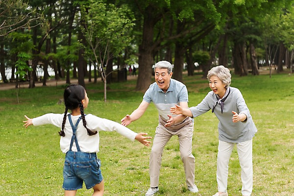 포토 JPG 주간 전신 나무 여자 할아버지 노년 남자 할머니 어린이 가족 팔벌리기 손녀 가족애 웃음 사람 상반신 야외 옆모습 뒷모습 10대 세명 소풍 한국인 60대 숲 손주 즐거움 70대 남이섬 조부모 국내포토 자연요소 식물 감정 뷰포인트 섬 관계 모션 청소년 표정 사랑 동양인 성인 야외활동 강원도 파일형식