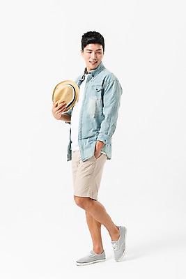 포토 JPG 스튜디오촬영 전신 응시 남자 실내 한명 미소 들기 사람 성인 옆모습 여름 30대 한국인 주머니손 챙모자 성인남자한명만 국내포토 모자_잡화 1 시선 계절 뷰포인트 모션 표정 동양인 내부 장년 남자한명만 성인남자만 파일형식