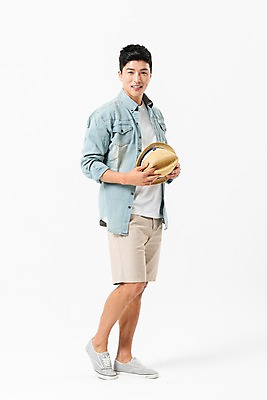 포토 JPG 스튜디오촬영 전신 응시 남자 포즈 실내 한명 서기 미소 들기 사람 성인 옆모습 여름 30대 한국인 챙모자 성인남자한명만 국내포토 모자_잡화 1 시선 계절 뷰포인트 모션 표정 동양인 내부 장년 남자한명만 성인남자만 파일형식