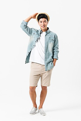 포토 JPG 스튜디오촬영 전신 응시 남자 실내 한명 서기 미소 사람 성인 앞모습 여름 30대 한국인 잡기 쓰는 주머니손 챙모자 성인남자한명만 국내포토 모자_잡화 1 시선 계절 뷰포인트 모션 표정 동양인 내부 장년 남자한명만 성인남자만 파일형식