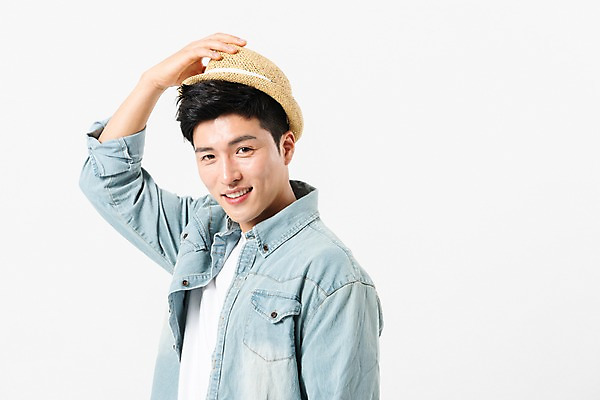 포토 JPG 스튜디오촬영 응시 남자 실내 한명 미소 사람 상반신 성인 옆모습 여름 30대 한국인 쓰는 챙모자 성인남자한명만 국내포토 모자_잡화 1 시선 계절 뷰포인트 표정 동양인 내부 장년 남자한명만 성인남자만 파일형식