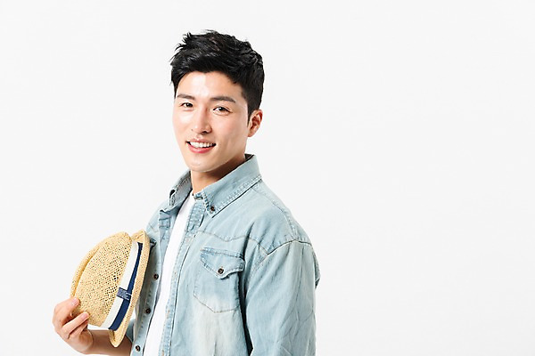 포토 JPG 스튜디오촬영 응시 남자 실내 한명 미소 들기 사람 상반신 성인 옆모습 여름 30대 한국인 챙모자 성인남자한명만 국내포토 모자_잡화 1 시선 계절 뷰포인트 모션 표정 동양인 내부 장년 남자한명만 성인남자만 파일형식