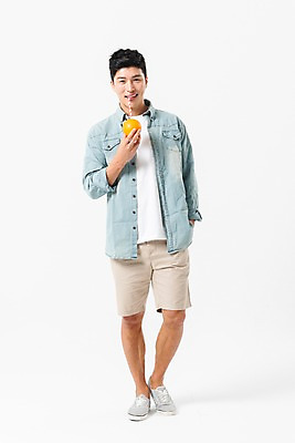 포토 JPG 스튜디오촬영 전신 응시 남자 포즈 오렌지 실내 빨대 한명 서기 미소 사람 성인 앞모습 여름 30대 한국인 주머니손 성인남자한명만 국내포토 1 시선 계절 뷰포인트 과일 모션 표정 동양인 내부 장년 남자한명만 성인남자만 파일형식