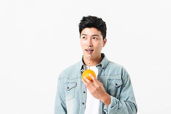 포토 JPG 스튜디오촬영 응시 남자 포즈 오렌지 실내 빨대 한명 미소 사람 상반신 성인 앞모습 여름 30대 한국인 마시기 성인남자한명만 국내포토 1 시선 계절 뷰포인트 과일 모션 표정 동양인 내부 장년 남자한명만 성인남자만 파일형식