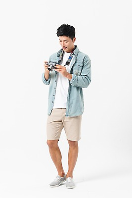 포토 JPG 스튜디오촬영 전신 응시 남자 실내 한명 서기 미소 사람 성인 앞모습 여름 30대 카메라 한국인 잡기 성인남자한명만 국내포토 1 시선 계절 뷰포인트 모션 표정 동양인 내부 장년 전자제품 남자한명만 성인남자만 파일형식