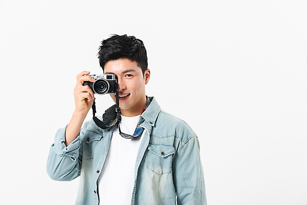 포토 JPG 스튜디오촬영 응시 남자 실내 한명 미소 사람 상반신 성인 앞모습 여름 30대 카메라 사진촬영 촬영 한국인 성인남자한명만 국내포토 1 시선 계절 뷰포인트 표정 동양인 내부 장년 전자제품 남자한명만 성인남자만 파일형식