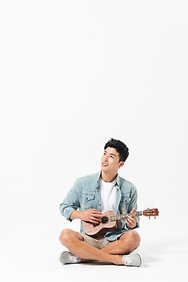 포토 JPG 스튜디오촬영 전신 응시 남자 연주 실내 한명 미소 사람 성인 앞모습 여름 30대 한국인 우쿨렐레 가부좌 성인남자한명만 국내포토 1 시선 계절 음악 뷰포인트 현악기 표정 앉기 동양인 내부 장년 남자한명만 성인남자만 파일형식