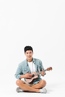 포토 JPG 스튜디오촬영 전신 응시 남자 연주 실내 한명 미소 사람 성인 앞모습 여름 30대 한국인 우쿨렐레 가부좌 성인남자한명만 국내포토 1 시선 계절 음악 뷰포인트 현악기 표정 앉기 동양인 내부 장년 남자한명만 성인남자만 파일형식