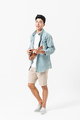 포토 JPG 스튜디오촬영 전신 응시 남자 포즈 연주 실내 한명 미소 사람 성인 옆모습 여름 30대 한국인 우쿨렐레 성인남자한명만 국내포토 1 시선 계절 음악 뷰포인트 현악기 표정 동양인 내부 장년 남자한명만 성인남자만 파일형식