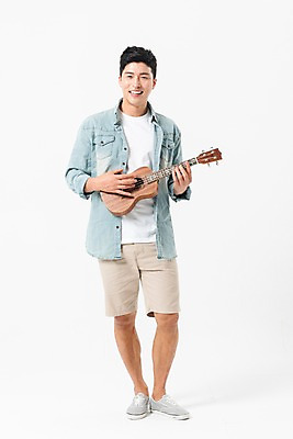 포토 JPG 스튜디오촬영 전신 응시 남자 연주 실내 한명 서기 미소 사람 성인 앞모습 여름 30대 한국인 우쿨렐레 성인남자한명만 국내포토 1 시선 계절 음악 뷰포인트 모션 현악기 표정 동양인 내부 장년 남자한명만 성인남자만 파일형식