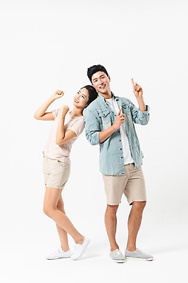 포토 JPG 스튜디오촬영 전신 커플 응시 여자 남자 실내 미소 사람 성인 두명 옆모습 여름 30대 한국인 등맞대기 춤 즐거움 성인만 국내포토 시선 계절 감정 뷰포인트 관계 모션 문화예술 표정 동양인 내부 장년 파일형식