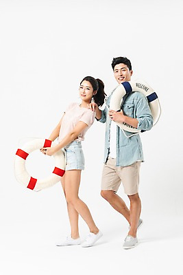 포토 JPG 스튜디오촬영 전신 커플 응시 여자 남자 포즈 실내 미소 들기 사람 성인 두명 옆모습 여름 30대 한국인 매기 튜브 성인만 국내포토 시선 계절 뷰포인트 관계 모션 표정 동양인 내부 장년 파일형식