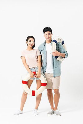 포토 JPG 스튜디오촬영 전신 커플 응시 여자 남자 실내 서기 미소 들기 사람 성인 두명 앞모습 여름 30대 한국인 매기 튜브 성인만 국내포토 시선 계절 뷰포인트 관계 모션 표정 동양인 내부 장년 파일형식