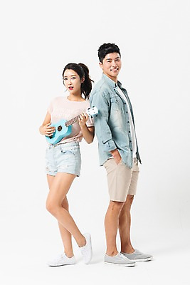 포토 JPG 스튜디오촬영 전신 커플 응시 여자 남자 연주 실내 미소 사람 성인 두명 옆모습 여름 30대 한국인 우쿨렐레 주머니손 성인만 국내포토 시선 계절 음악 뷰포인트 관계 모션 현악기 표정 동양인 내부 장년 파일형식