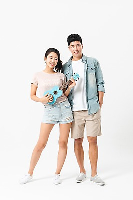 포토 JPG 스튜디오촬영 전신 커플 응시 여자 남자 포즈 연주 실내 서기 미소 사람 성인 두명 앞모습 여름 30대 한국인 우쿨렐레 주머니손 성인만 국내포토 시선 계절 음악 뷰포인트 관계 모션 현악기 표정 동양인 내부 장년 파일형식