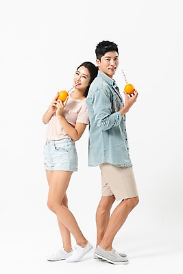 포토 JPG 스튜디오촬영 전신 커플 응시 여자 남자 포즈 오렌지 실내 빨대 서기 미소 들기 사람 성인 두명 옆모습 여름 30대 한국인 마시기 등맞대기 성인만 국내포토 시선 계절 뷰포인트 과일 관계 모션 표정 동양인 내부 장년 파일형식