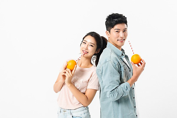 포토 JPG 스튜디오촬영 커플 응시 여자 남자 오렌지 실내 빨대 미소 들기 사람 상반신 성인 두명 앞모습 옆모습 여름 30대 한국인 마시기 등맞대기 성인만 국내포토 시선 계절 뷰포인트 과일 관계 모션 표정 동양인 내부 장년 파일형식