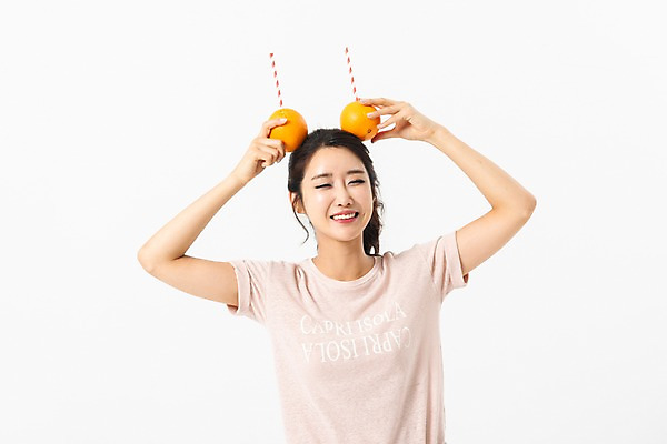 포토 JPG 스튜디오촬영 여자 오렌지 실내 빨대 한명 미소 들기 사람 상반신 성인 앞모습 여름 30대 한국인 두개 즐거움 머리위 성인여자한명만 국내포토 1 계절 감정 뷰포인트 2 과일 모션 표정 동양인 내부 장년 여자한명만 성인여자만 파일형식