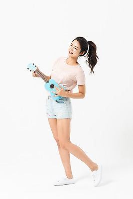 포토 JPG 스튜디오촬영 전신 응시 여자 연주 실내 한명 미소 성인 옆모습 여름 30대 한국인 우쿨렐레 즐거움 성인여자한명만 국내포토 1 시선 계절 감정 음악 뷰포인트 현악기 표정 사람 동양인 내부 장년 여자한명만 성인여자만 파일형식