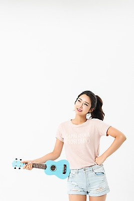 포토 JPG 스튜디오촬영 응시 여자 허리손 실내 한명 미소 들기 사람 상반신 성인 앞모습 여름 30대 한국인 우쿨렐레 성인여자한명만 국내포토 1 시선 계절 뷰포인트 포즈 모션 현악기 표정 동양인 내부 장년 여자한명만 성인여자만 파일형식