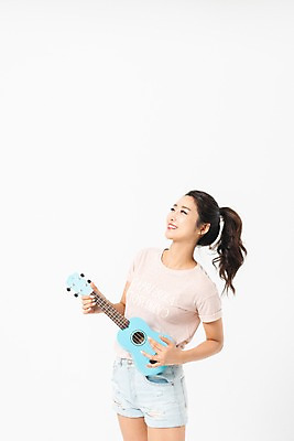 포토 JPG 스튜디오촬영 응시 여자 연주 실내 한명 미소 사람 상반신 성인 옆모습 여름 30대 한국인 우쿨렐레 성인여자한명만 국내포토 1 시선 계절 음악 뷰포인트 현악기 표정 동양인 내부 장년 여자한명만 성인여자만 파일형식