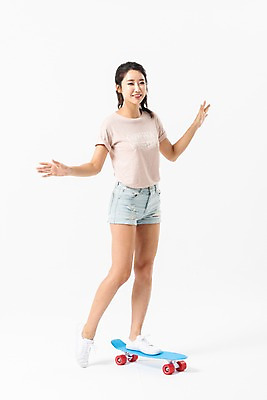 포토 JPG 스튜디오촬영 전신 응시 여자 포즈 실내 한명 미소 사람 성인 앞모습 여름 30대 손들기 한국인 스케이트보드 성인여자한명만 국내포토 1 시선 계절 뷰포인트 모션 표정 동양인 내부 장년 보드_스포츠 여자한명만 성인여자만 파일형식