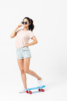 포토 JPG 스튜디오촬영 전신 응시 여자 허리손 실내 한명 미소 사람 성인 옆모습 여름 30대 선글라스 한국인 스케이트보드 성인여자한명만 국내포토 1 시선 계절 안경 뷰포인트 포즈 표정 동양인 내부 장년 보드_스포츠 여자한명만 성인여자만 파일형식