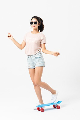 포토 JPG 스튜디오촬영 전신 여자 포즈 실내 한명 미소 사람 성인 옆모습 여름 30대 선글라스 한국인 스케이트보드 성인여자한명만 국내포토 1 계절 안경 뷰포인트 표정 동양인 내부 장년 보드_스포츠 여자한명만 성인여자만 파일형식