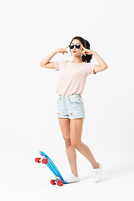 포토 JPG 스튜디오촬영 전신 여자 실내 한명 사람 손짓 성인 앞모습 여름 30대 선글라스 손들기 한국인 스케이트보드 밟기 성인여자한명만 국내포토 1 계절 안경 뷰포인트 모션 동양인 내부 장년 보드_스포츠 여자한명만 성인여자만 파일형식