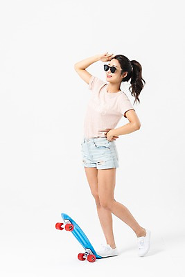 포토 JPG 스튜디오촬영 전신 응시 여자 허리손 실내 한명 사람 성인 옆모습 여름 30대 선글라스 한국인 스케이트보드 밟기 멀리보기 성인여자한명만 국내포토 1 시선 계절 안경 뷰포인트 포즈 모션 동양인 내부 장년 보드_스포츠 여자한명만 성인여자만 파일형식
